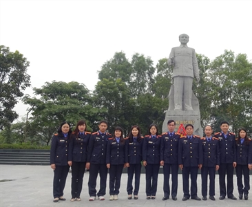 VKSND huyện Chương Mỹ  tổ chức dâng hương, báo công tại tượng đài đồng chí...